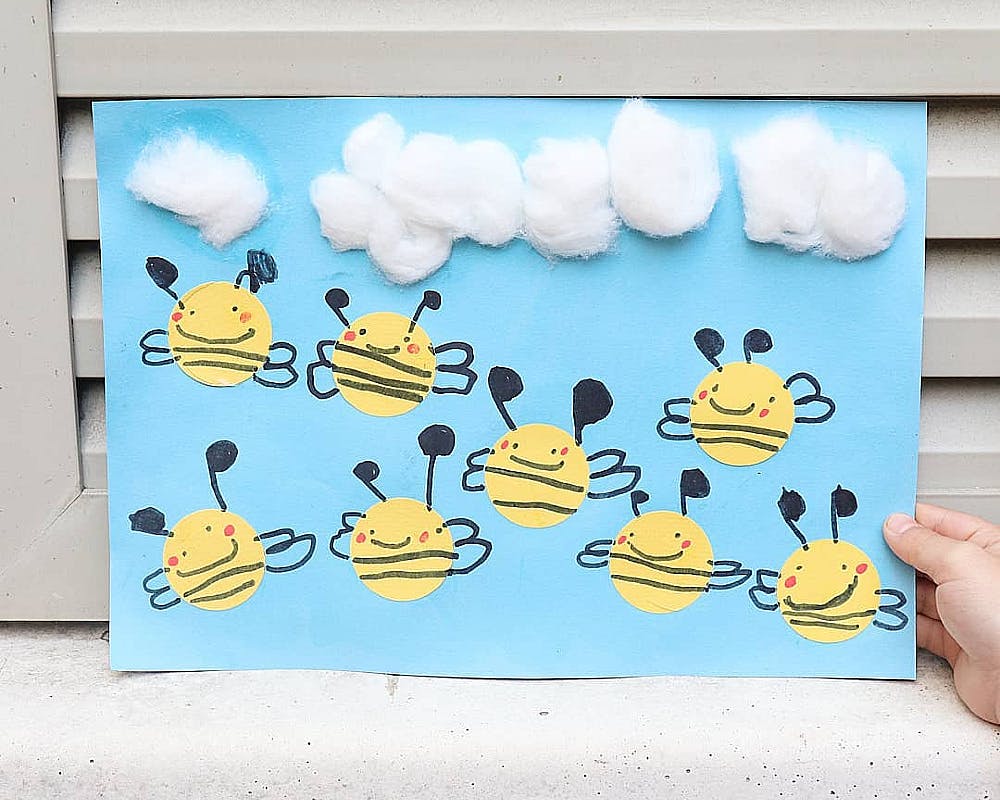 tableau avec des abeilles peintes