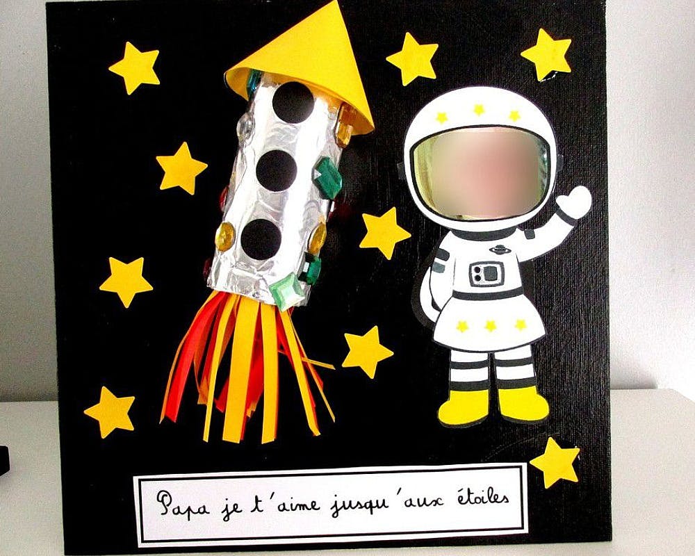 tableau avec fusée et petit astronaute