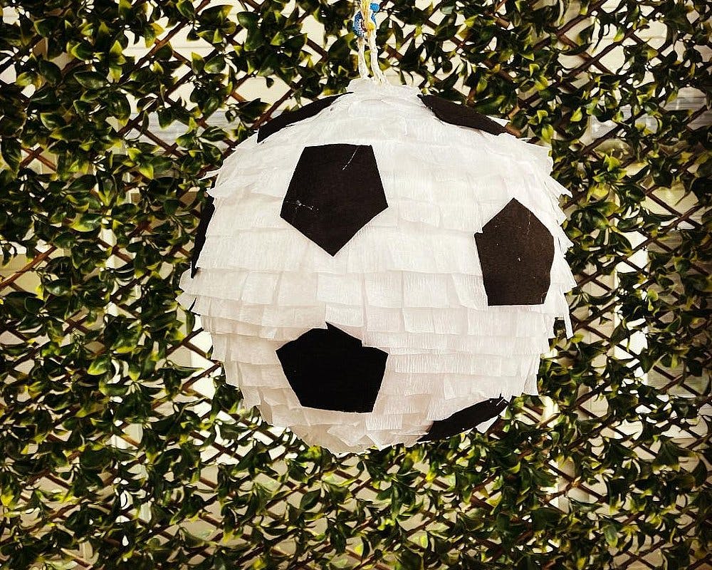 piñata blanche en ballon de foot