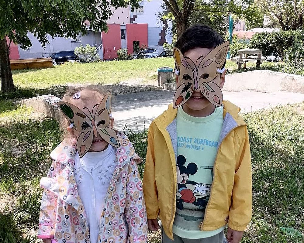 enfants avec des masques en forme de papillon