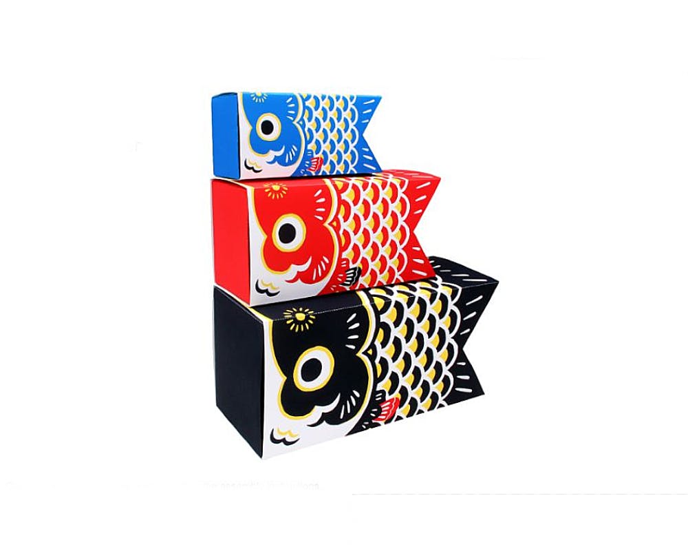 trois koinobori en forme de boîte en papier