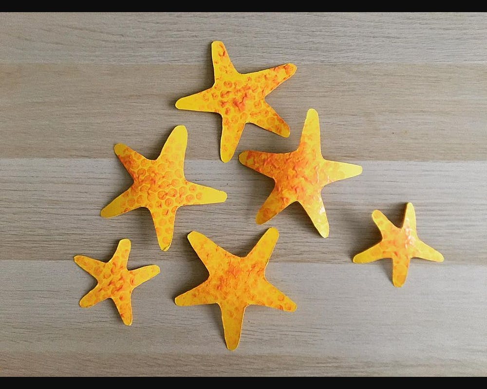 Des étoiles de mer en papier coloré