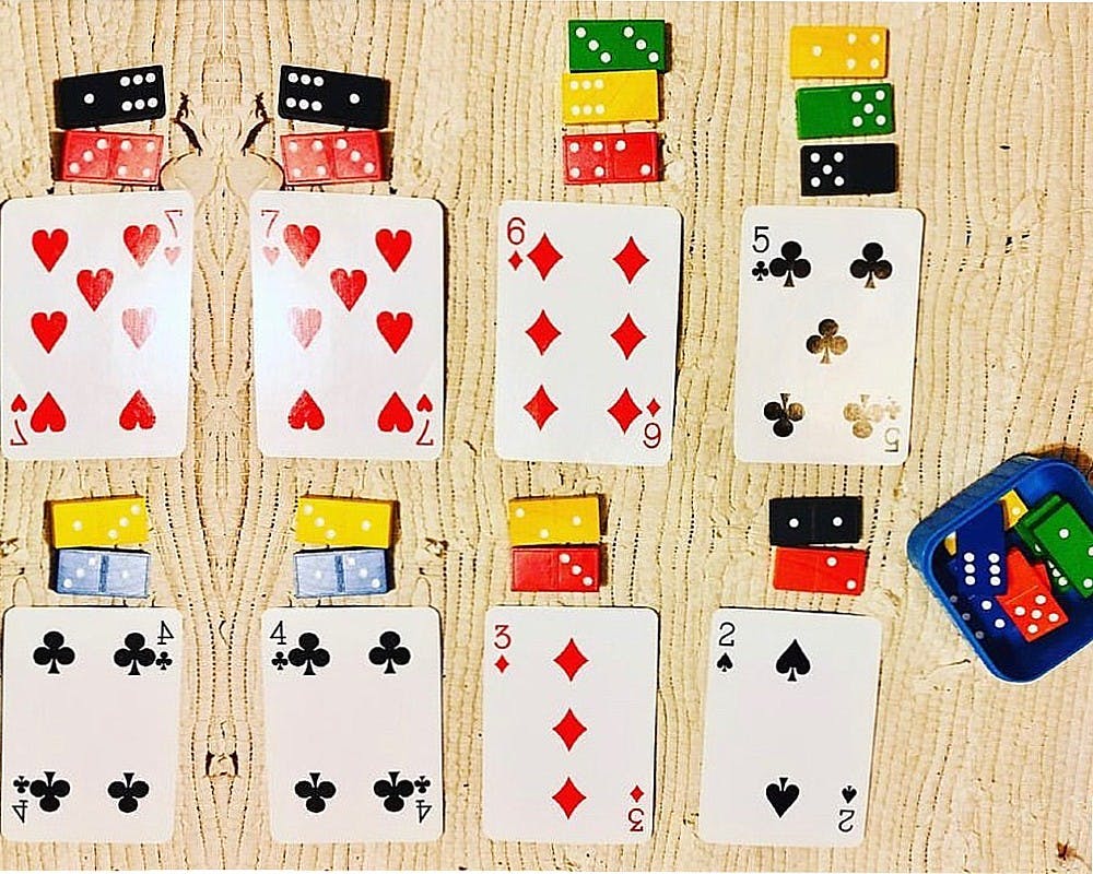 jeu de calcul avec des cartes et des dominos