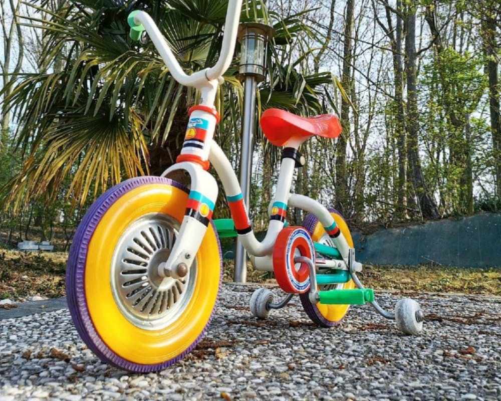 Un tricycle aux couleurs flashy