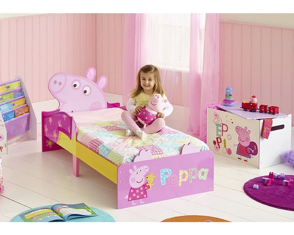 Un lit, une bibliothèque et un coffre à jouets Peppa Pig 