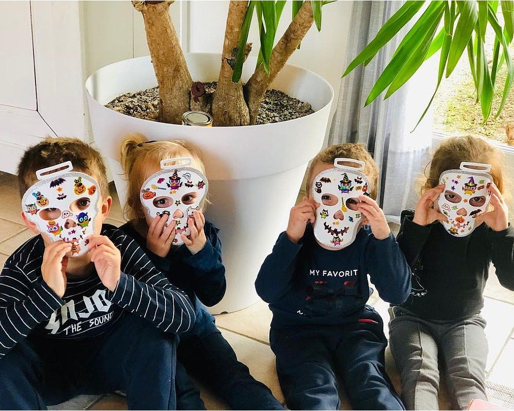 enfants portant des masques calavera