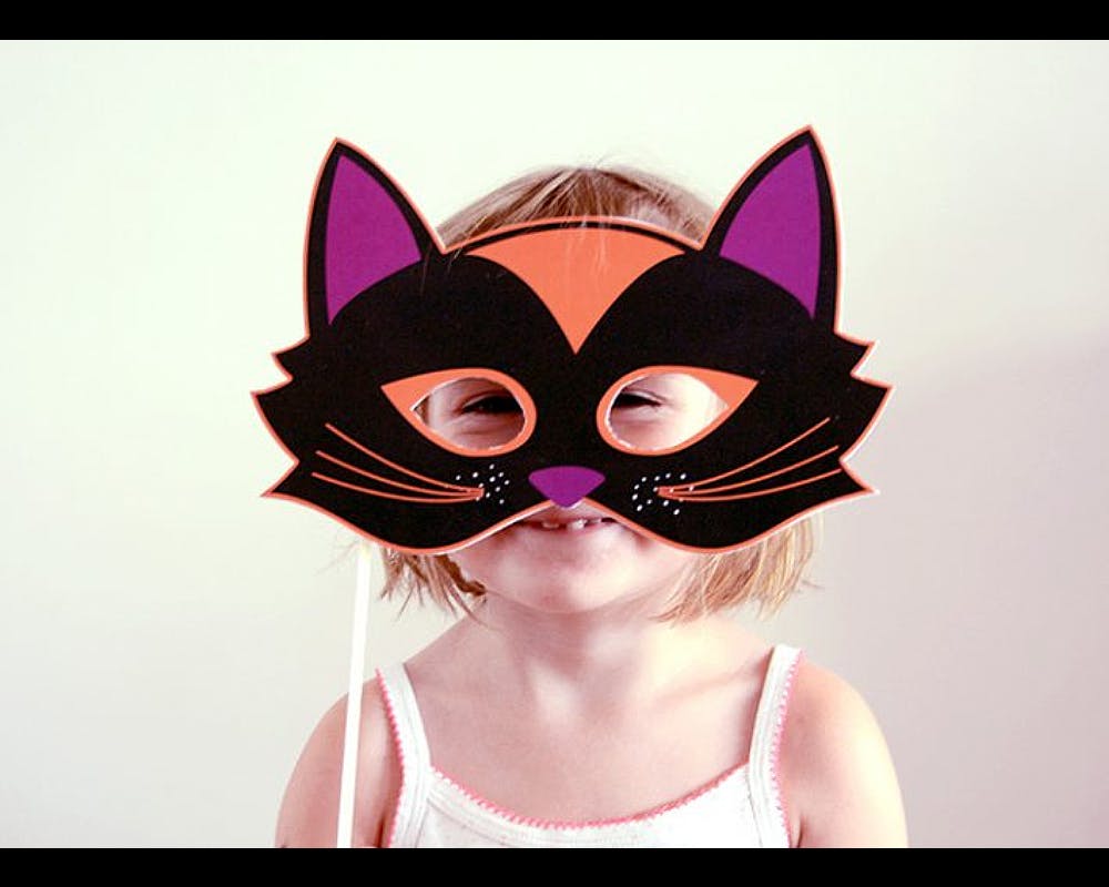 fille portant un masque de chat noir