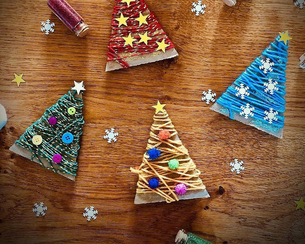Bricolage de Noël : fabriquer des mini cadeaux à suspendre au sapin