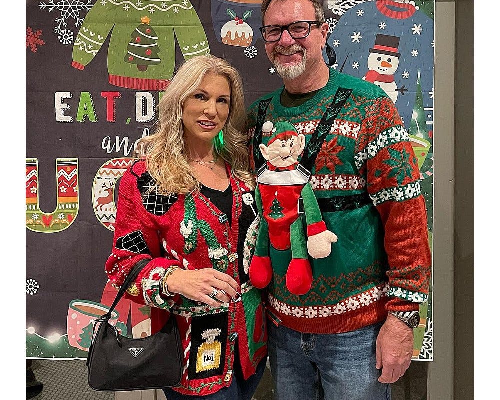 couple portant des pull moche de Noël 