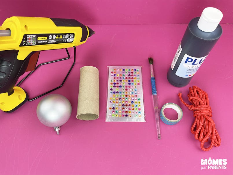 Micro de chanteur / chanteuse en rouleau cartonné | MOMES