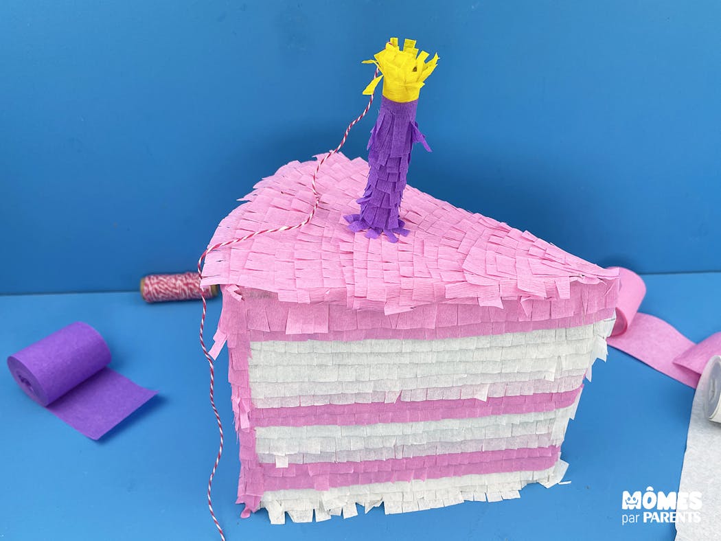 Piñata gâteau d'anniversaire en carton