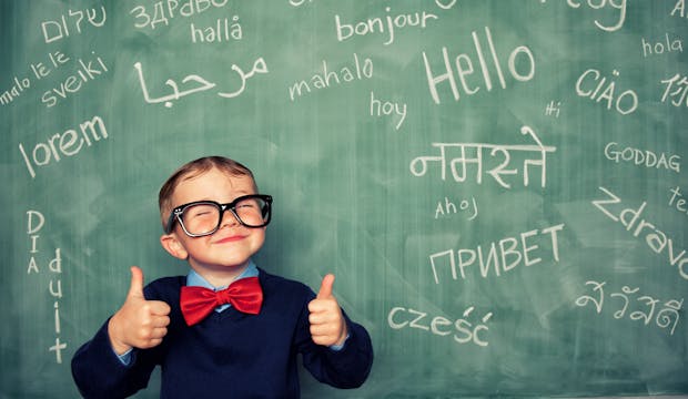 enfant devant tableau écrit Hello dans toutes les langues