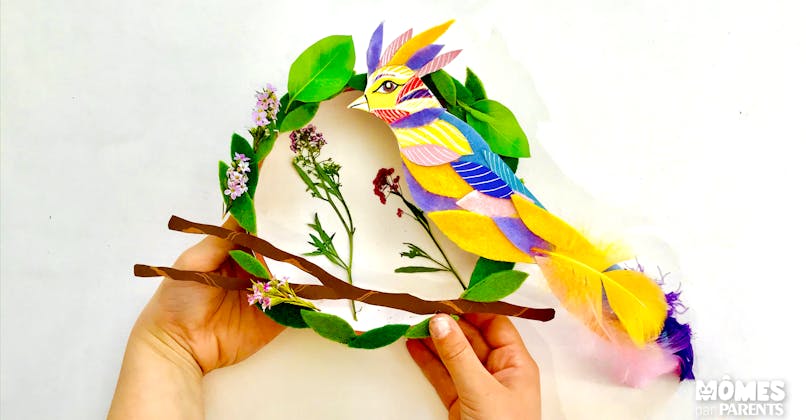 décoration couronne un oiseau de printemps suspendu à sa branche en feutrine et carton