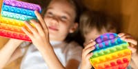 Pop-it : comment jouer au nouveau jeu tendance que les enfants adorent ?