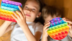 Pop-it : comment jouer au nouveau jeu tendance que les enfants adorent ?