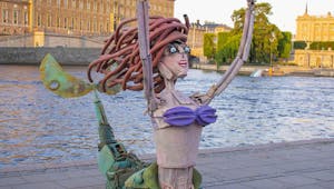 Ecologie : une statue d'Ariel la petite sirène entièrement en déchets plastiques !