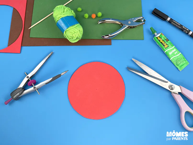 Tracer et découper le papier mousse rouge