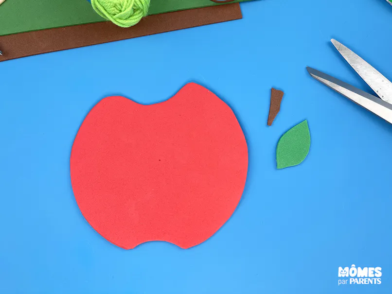 Découper les éléments en papier mousse