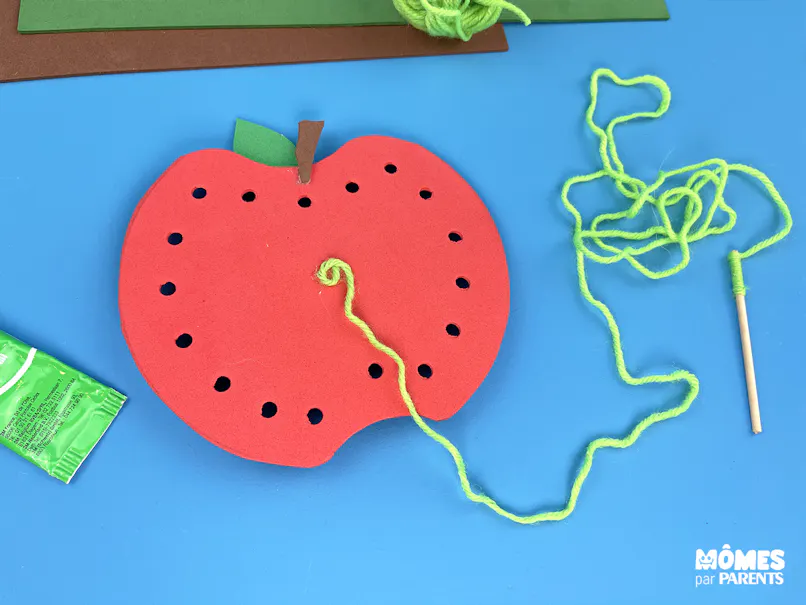 Fixer la laine à la pomme