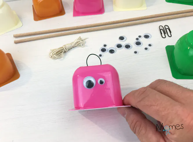 coller les yeux sur les pots