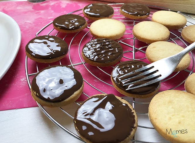 Marquer le chocolat pour réaliser la forme des biscuits Pépito®