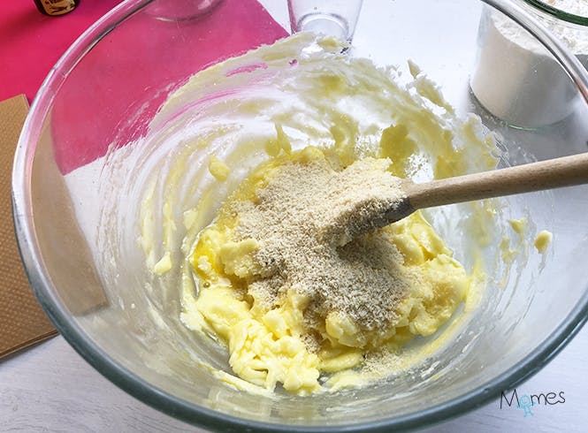 Ajouter l'œuf, le sel, la poudre d'amande et la farine