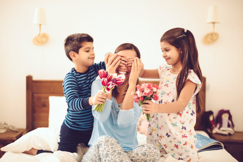 Ребенок дарит цветы маме