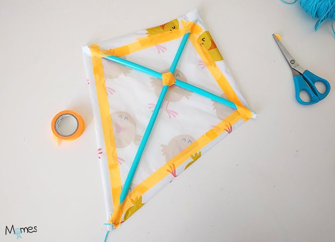 finaliser la structure du cerf-volant avec le plastique