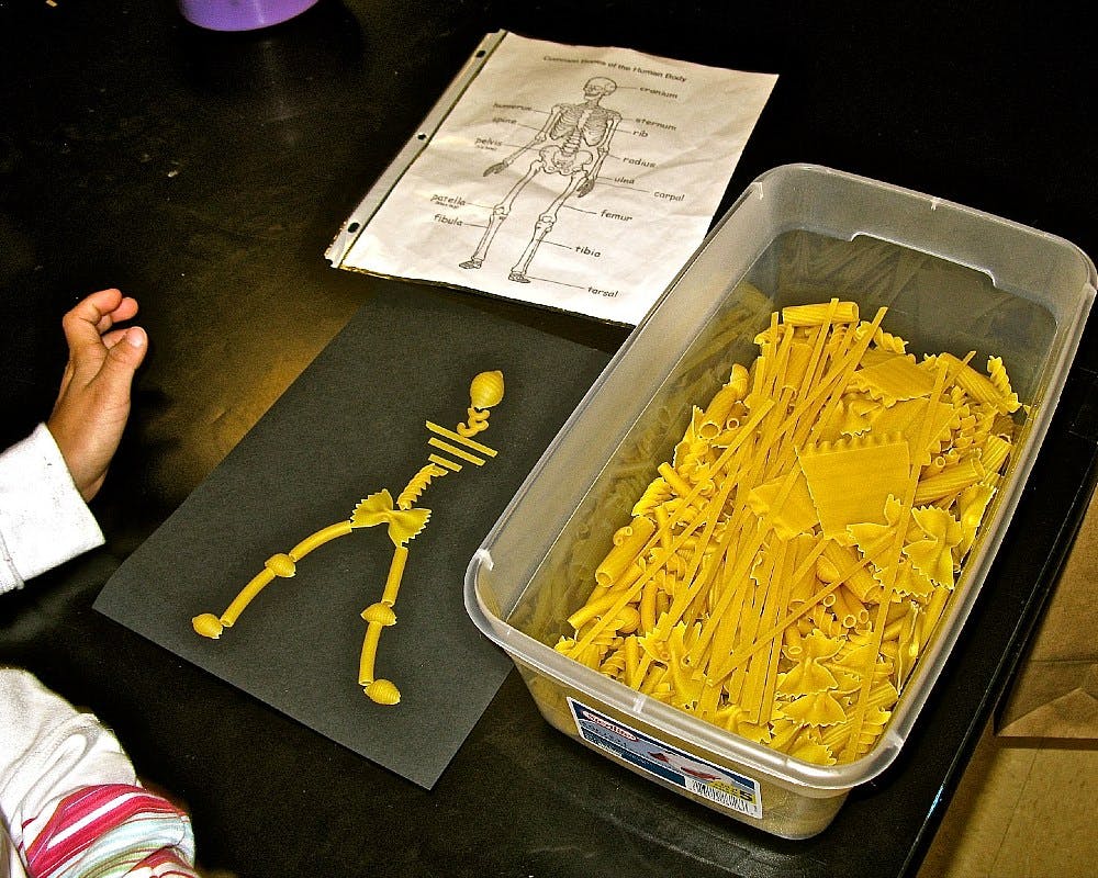 Un squelette fait avec des pâtes alimentaires