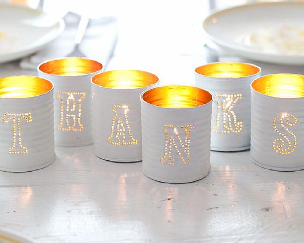 Des porte-bougies en boîtes de conserve