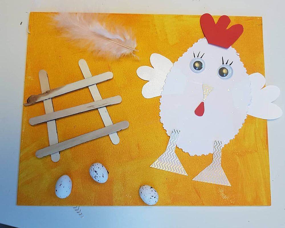 Une poule de Pâques et ses œufs