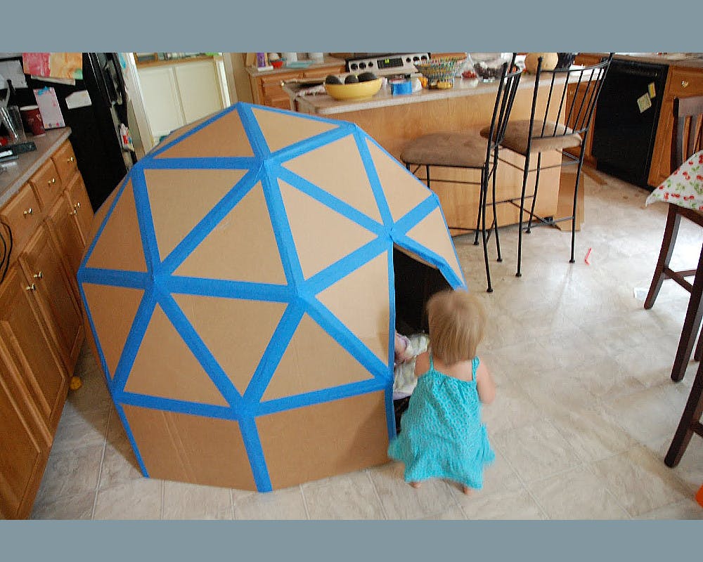 Une cabane d'intérieur pour enfants en forme d'igloo