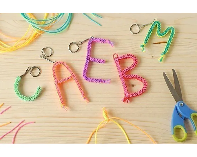 17 tutos avec du scoubidou pour amuser toute la famille | MOMES