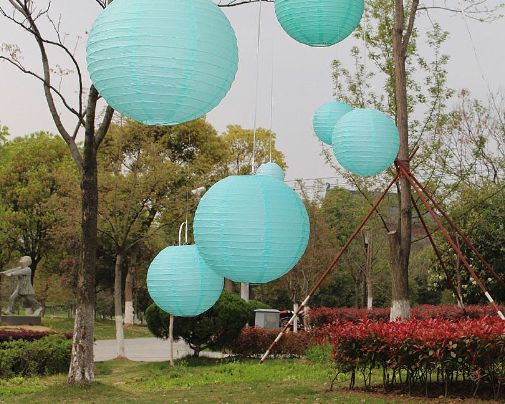 des lanternes dans un parc