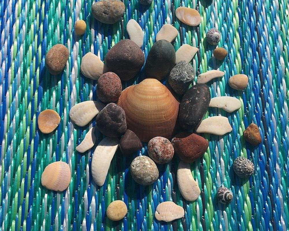 Mandala de la mer avec coquillages et pierres polies par l'eau