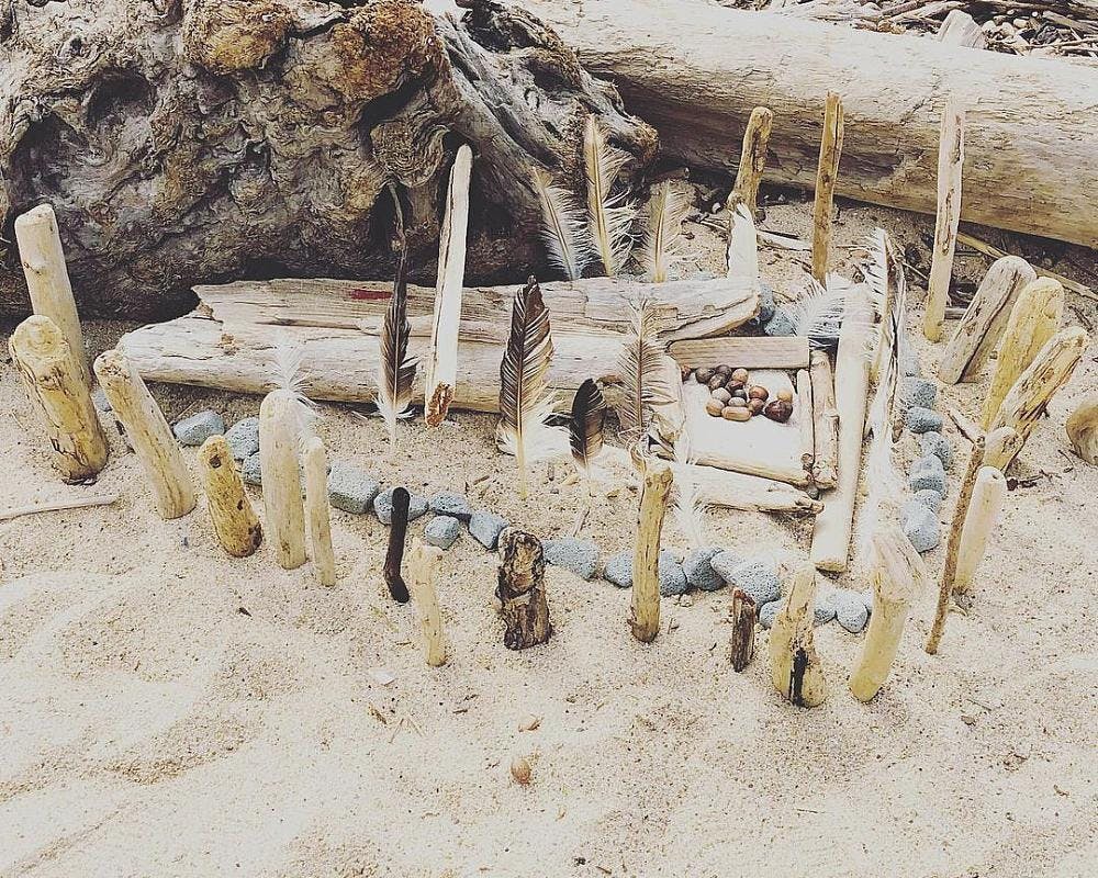 autel de sorcier réalisé sur une plage