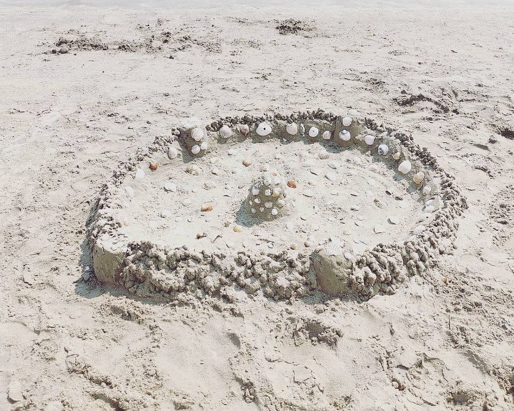 Un château de sable à la plage