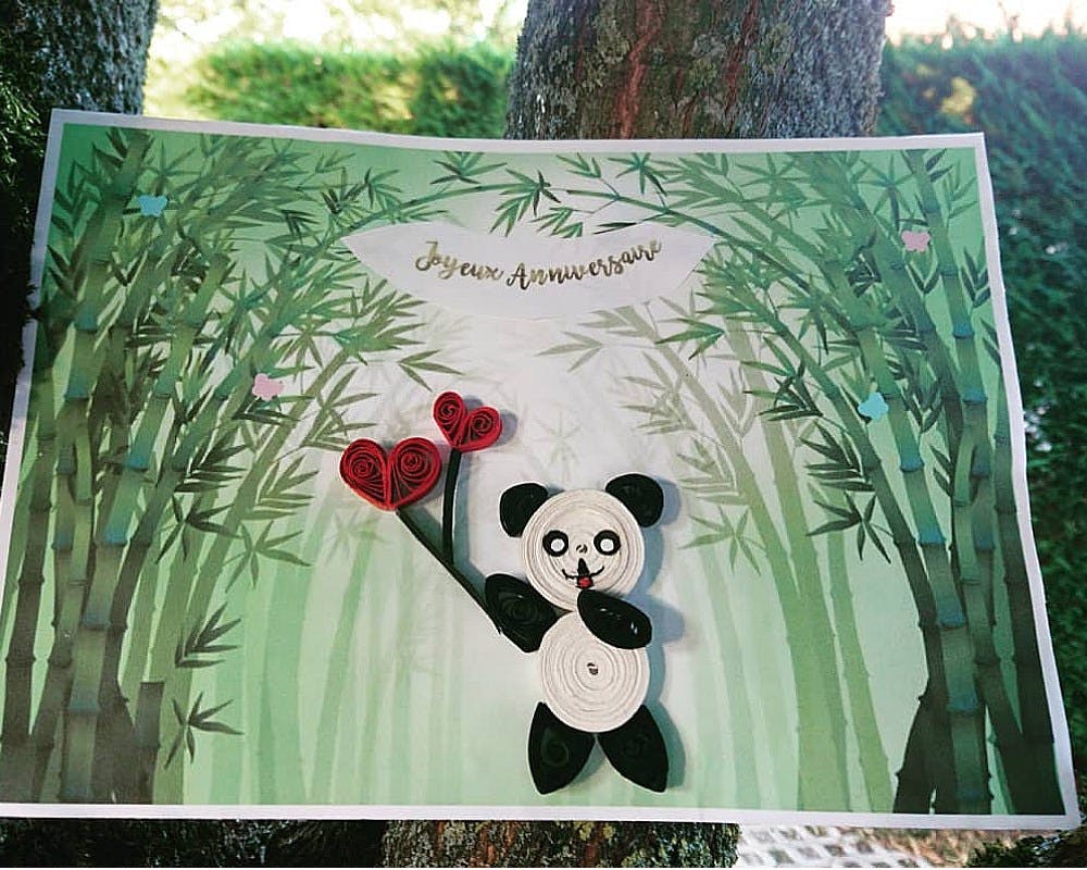 Une carte d'anniversaire avec un petit panda  