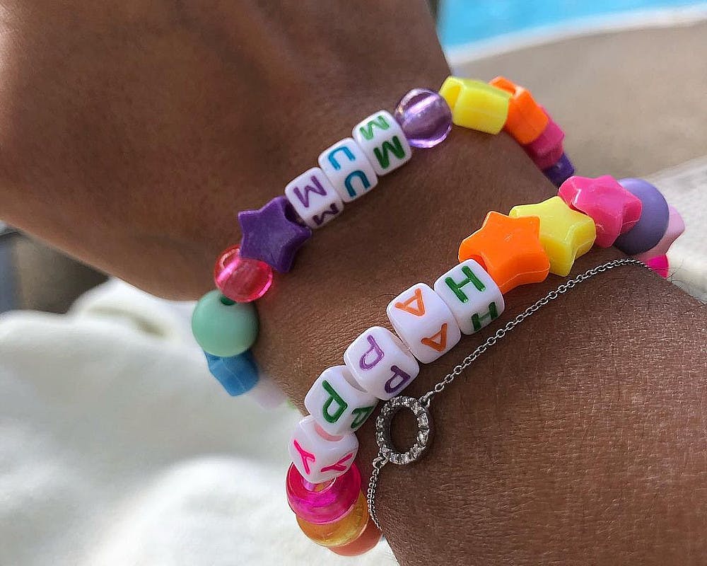 Un bracelet pour maman avec des perles Heishi  