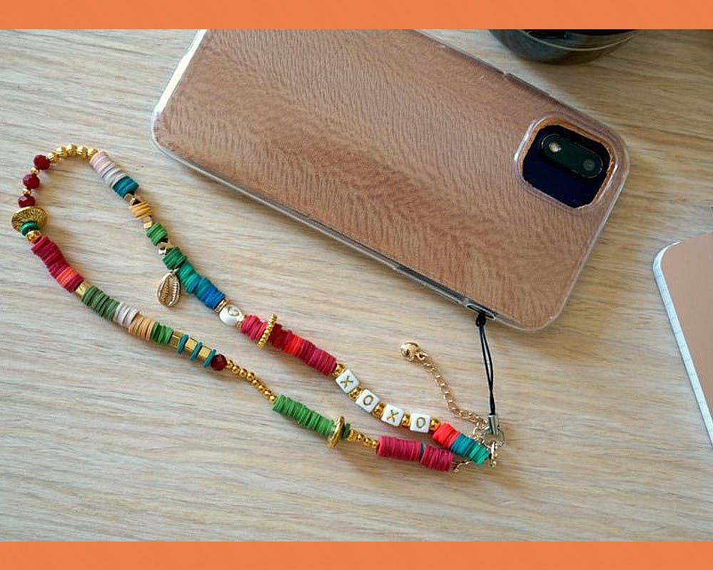 Un bijou pour portable créé avec des perles colorées  