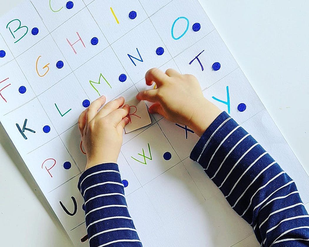 Découvrez quand et comment apprendre à tracer les lettres de l'alphabet.