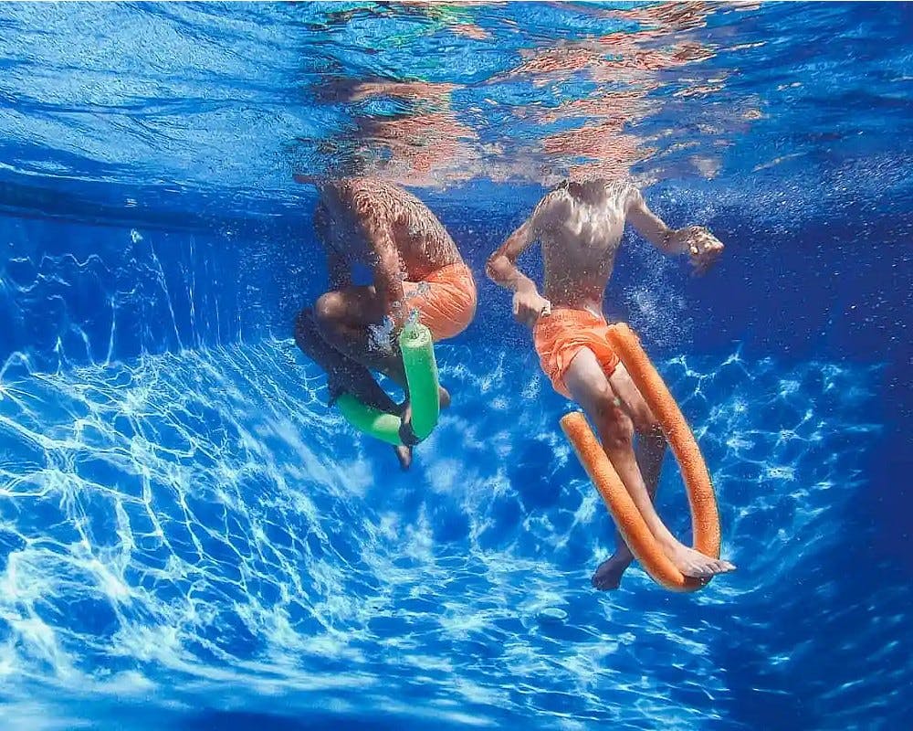 deux enfants sur des frites de piscine