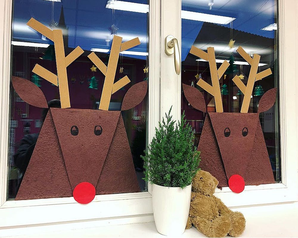 Une décoration pour les fenêtres avec des rennes de Noël