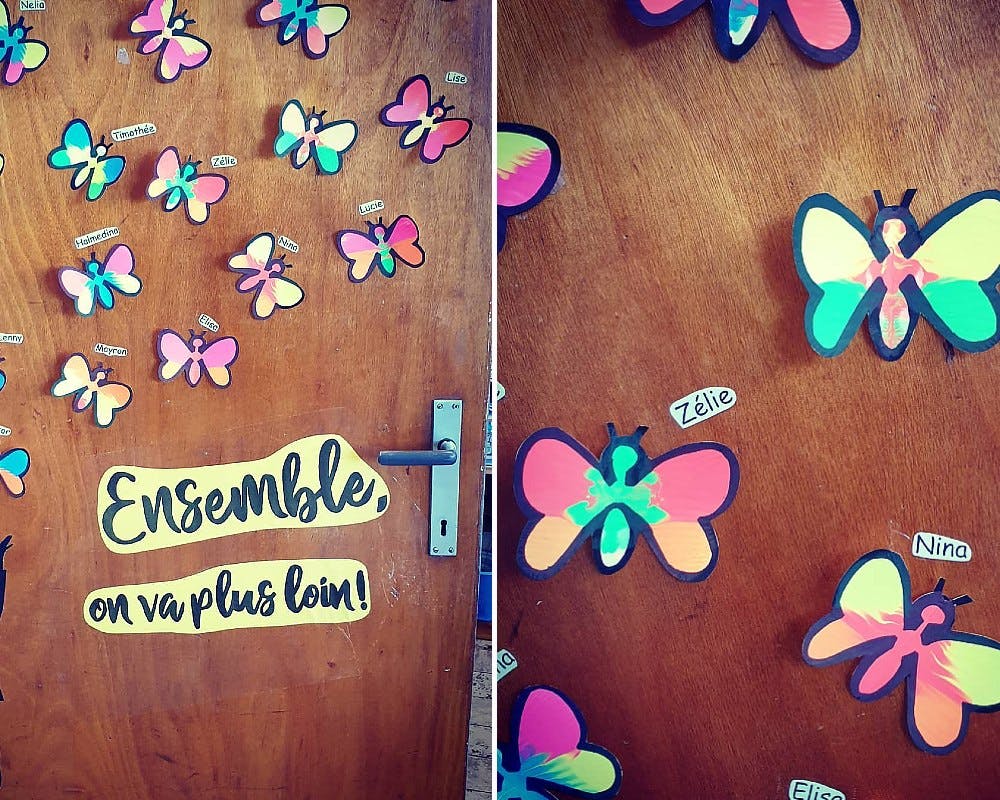 Une porte de classe avec d'adorables papillons  