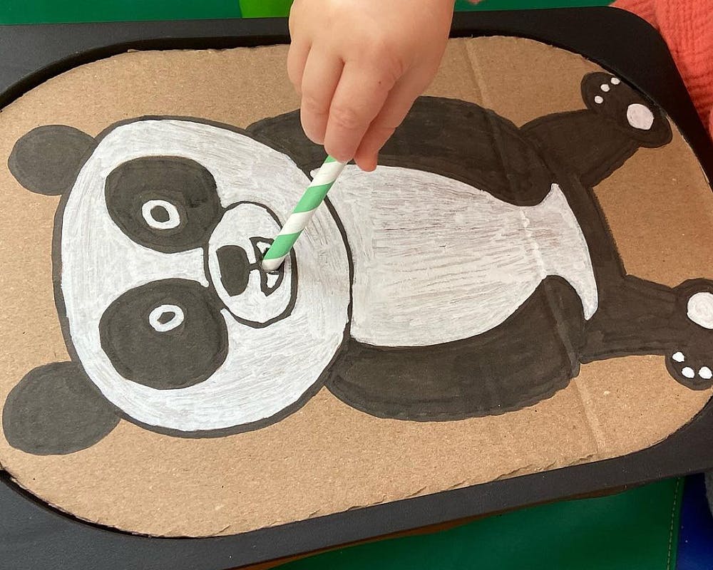 Le panda glouton, amateur de pailles