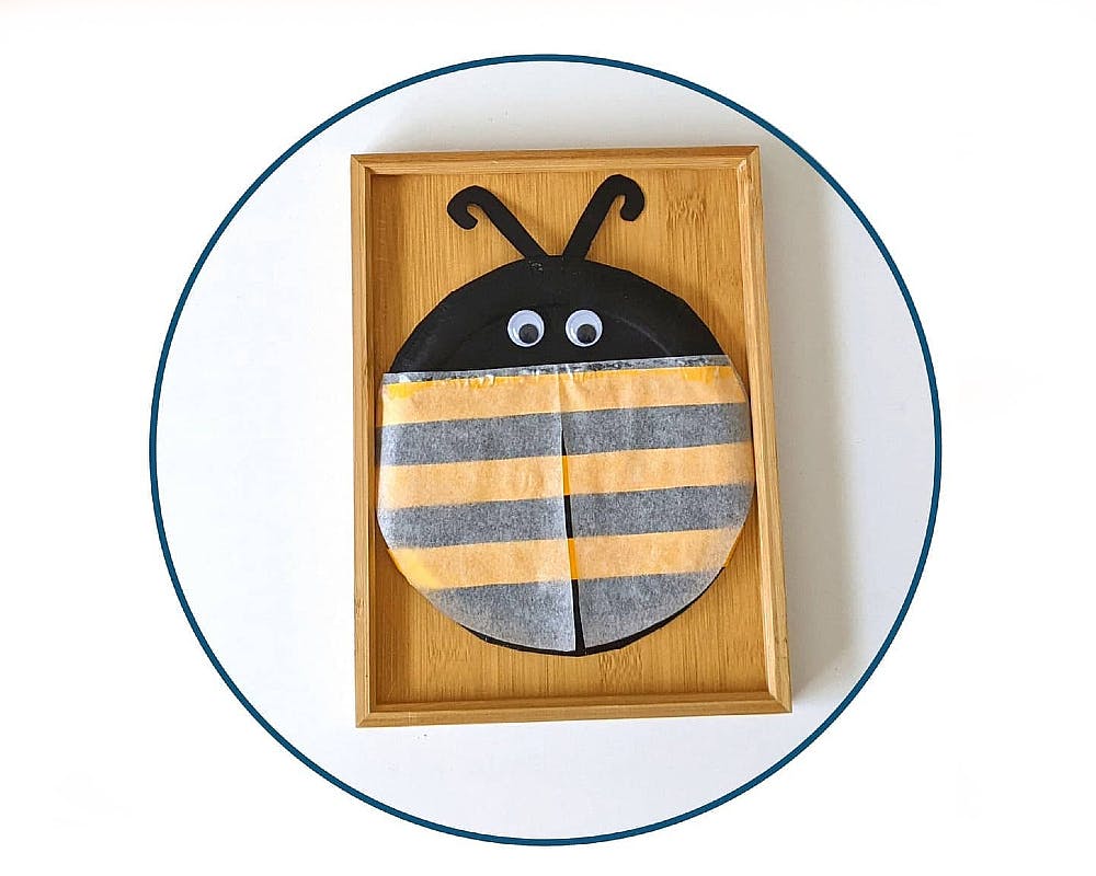 Une abeille réalisée avec une assiette en carton