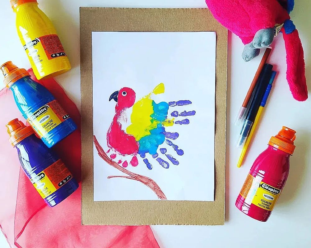 Un perroquet coloré fait avec les mains et les pieds