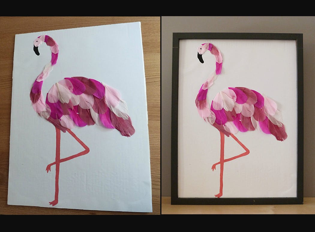 Un tableau avec un flamant rose en plumes