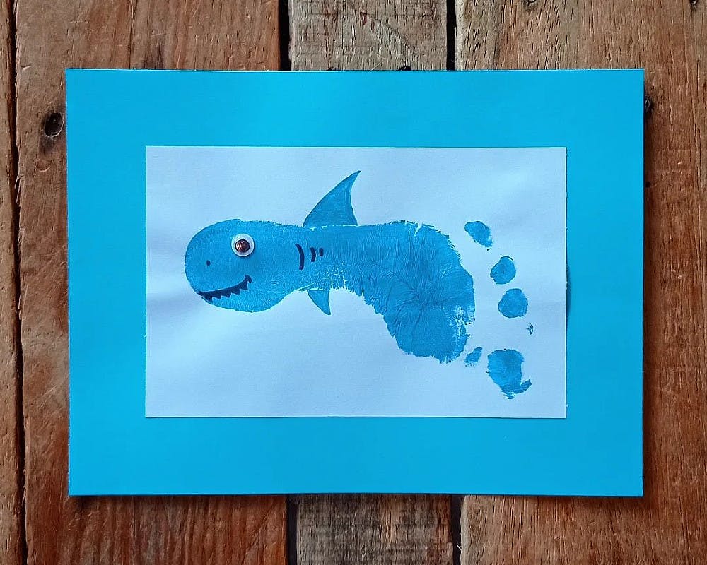 Un bébé requin fait avec une empreinte de pied