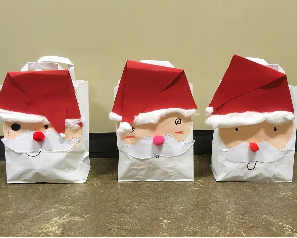Un Père Noël fait à partir de sacs en papier